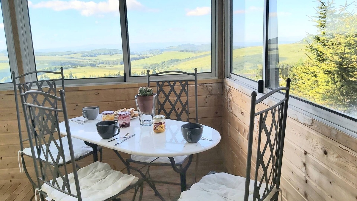 Besse-et-Saint-Anastaise Apartment | Superb 52m2 apartment not overlooked with 25m2 loggia.