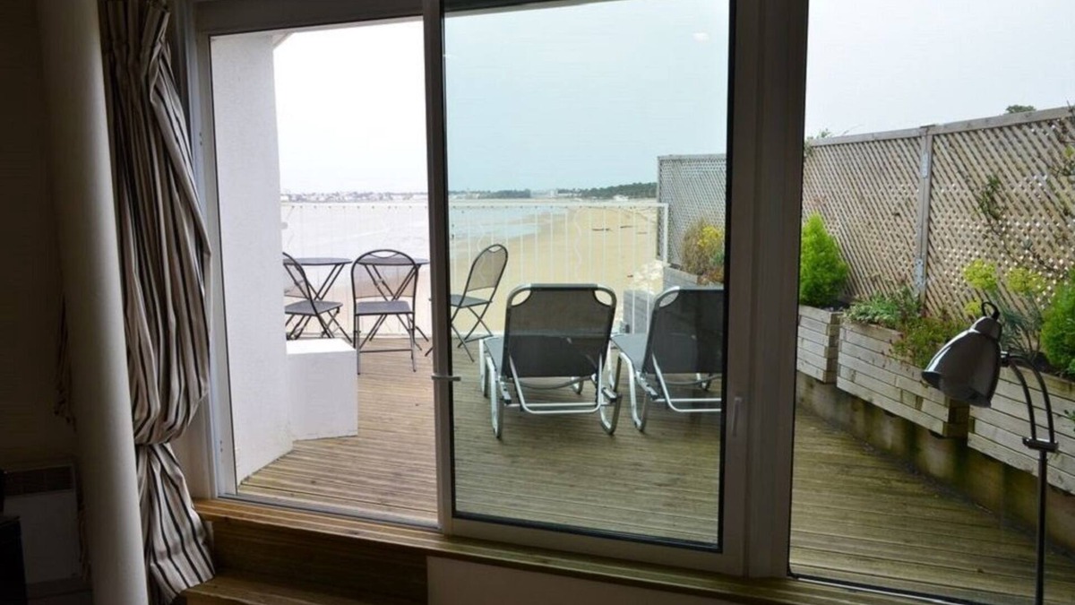 Saint-Georges-de-Didonne Apartment | Superb studio on the beach with exceptional sea view: feet in the water