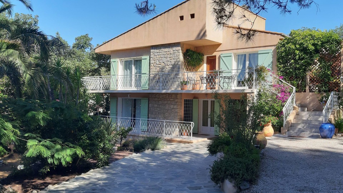 Hyeres Villa | Superb ground floor villa renovated on the top of Hyères 6 minutes from the beaches