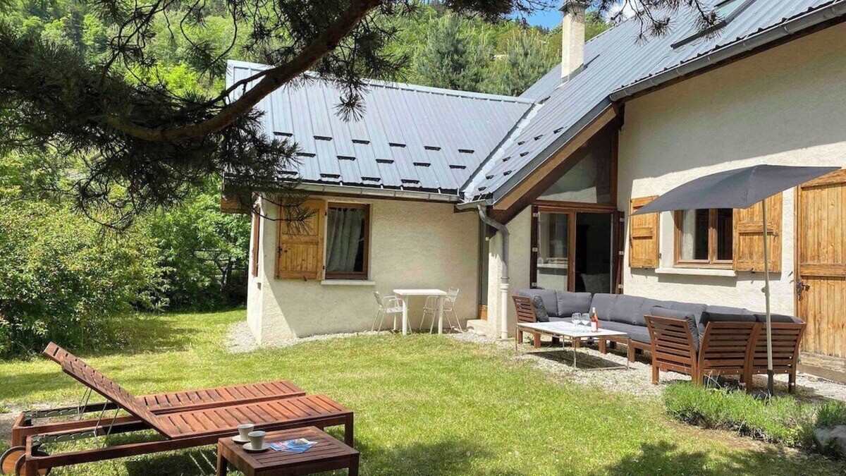 Allemond Villa | SUPERB HOUSE, GREAT LOCATION - SLEEPS 10
