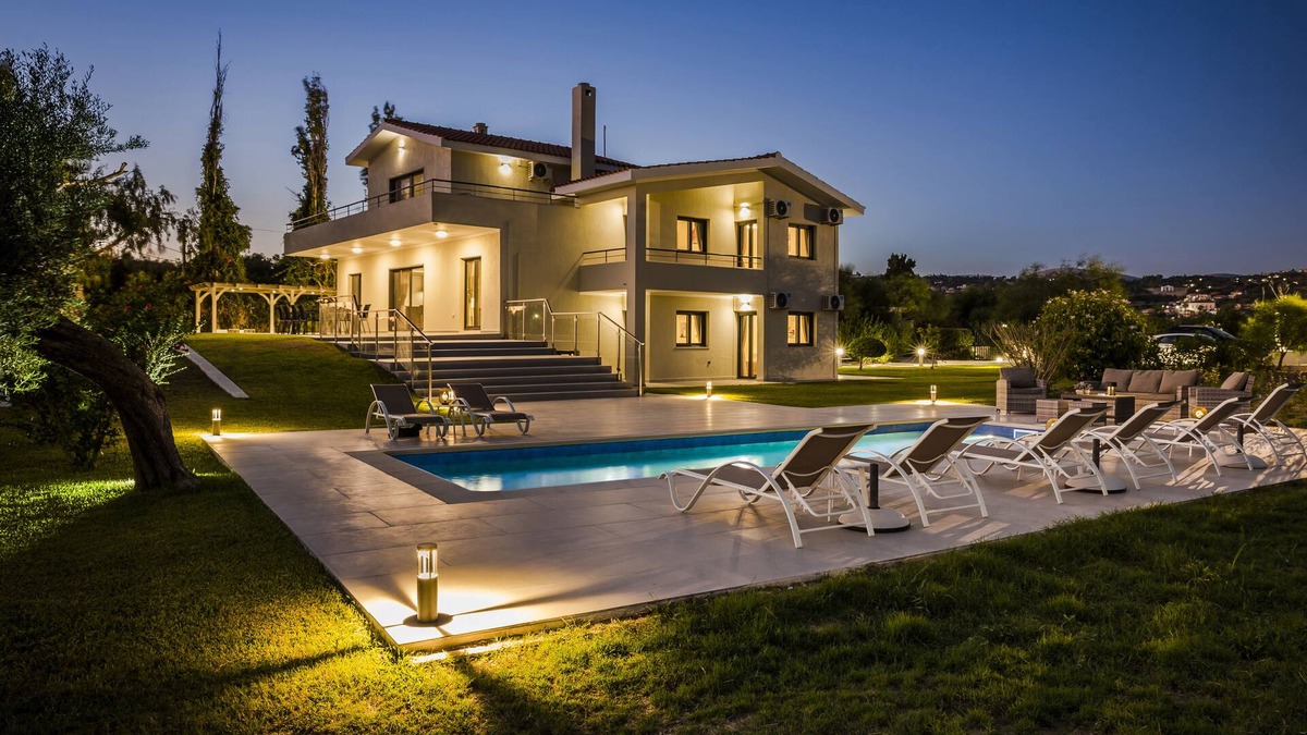 Svoronata Villa | SUPERB LOCATION Luxury 5 bed villa, pool, sea view, beach/restaurants close by