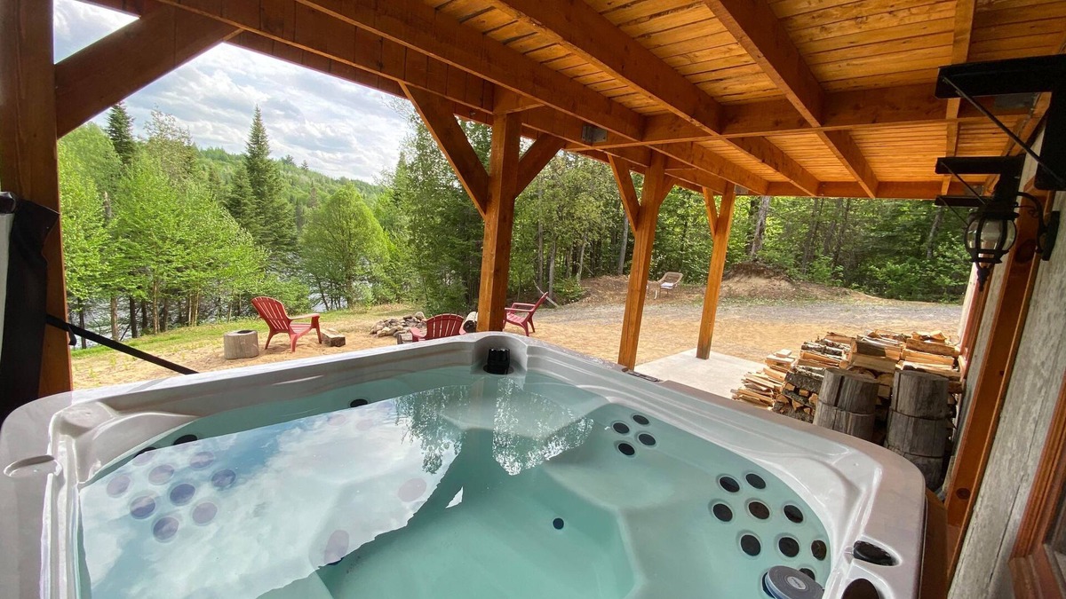 Mauricie Ski Chalet | Superb log cabin with unique scenery and spa!