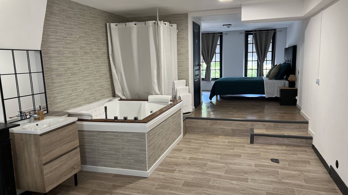 Saint-Acheul Bed & Breakfast | Superb private jacuzzi room with relaxation lounge