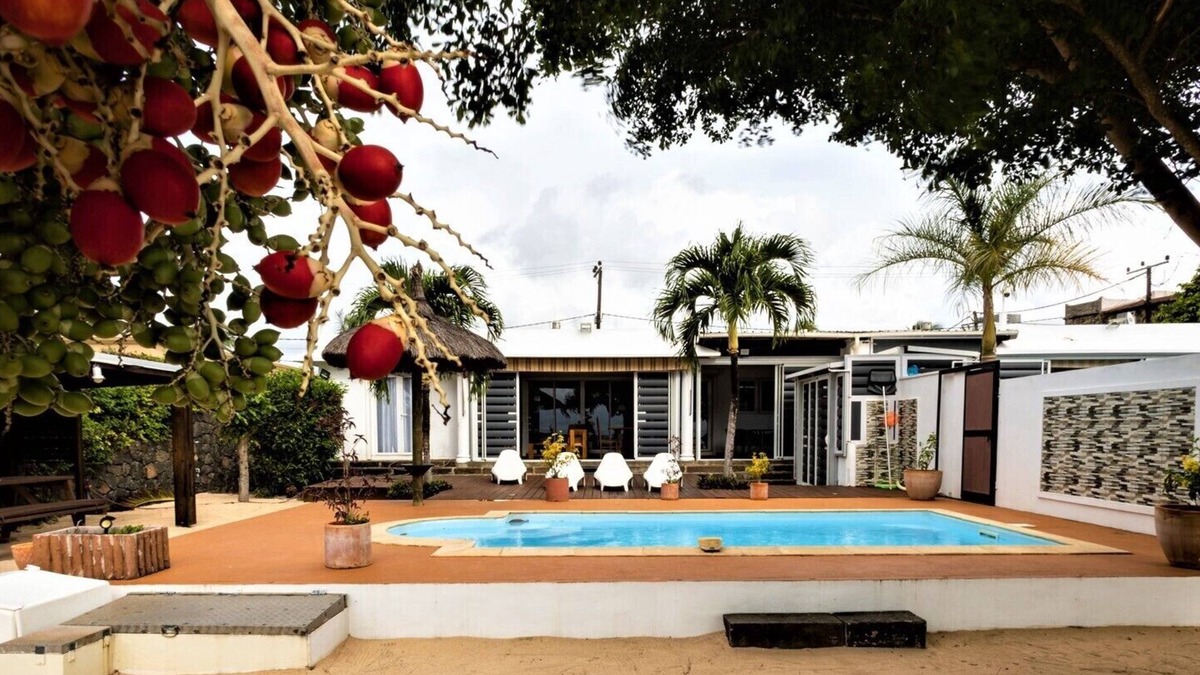 Tombeau Bay Villa | Superb private villa 'foot in the water' - Free WiFi