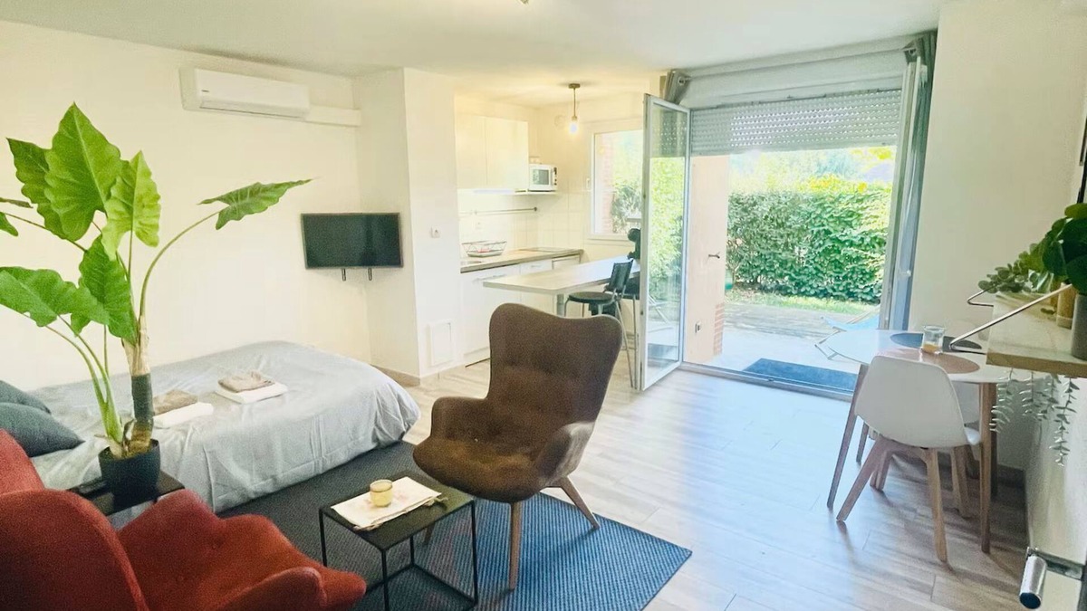 Grenade-sur-Garonne Apartment | Superb studio in secure residence with swimming pool