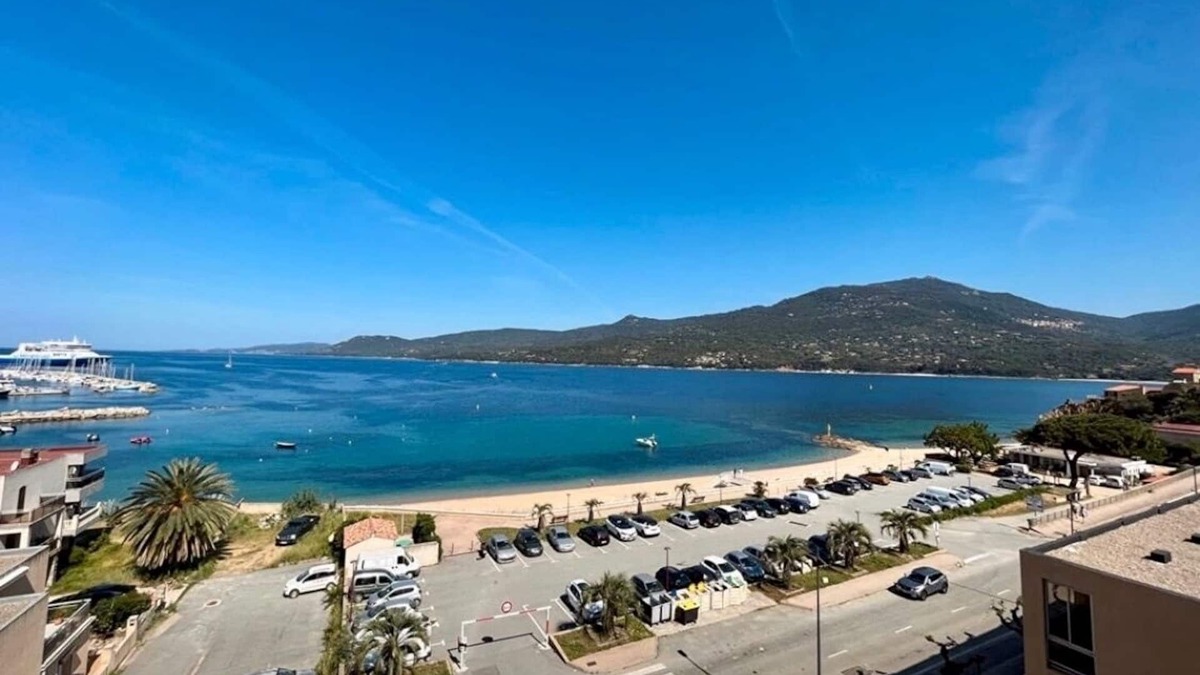 Propriano Apartment | Superb T3 air-conditioned seafront with beach access in the center of Propriano.