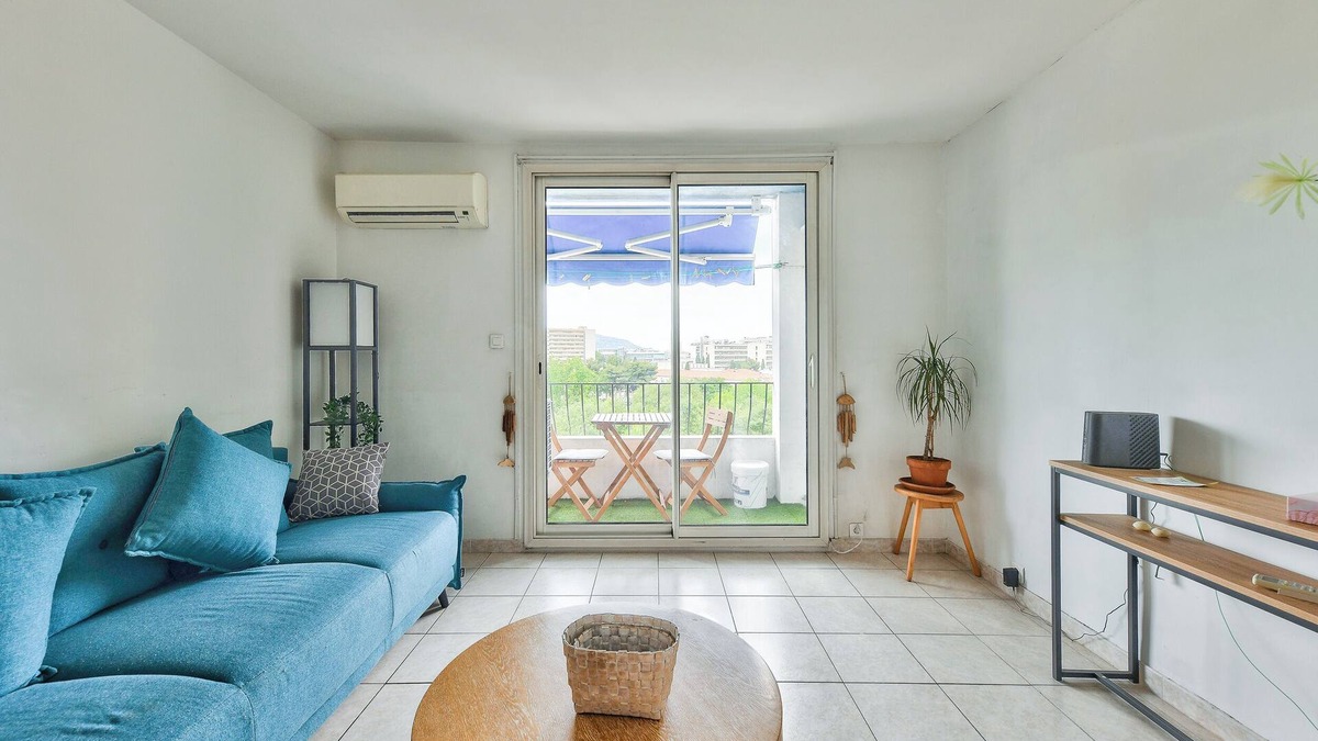 Saint-Pierre Apartment | Superb T3 with balcony near La Timone metro station