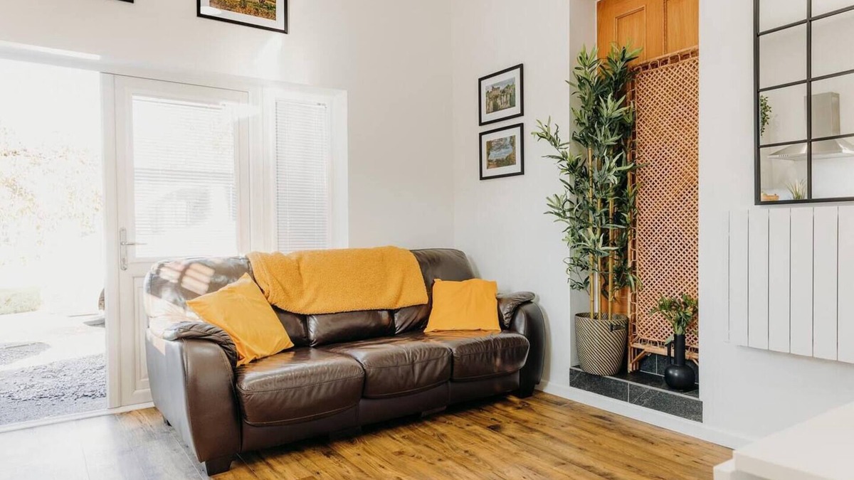 Caldicot House | Superb Tiny Home. Super fast Wi-Fi. Parking.