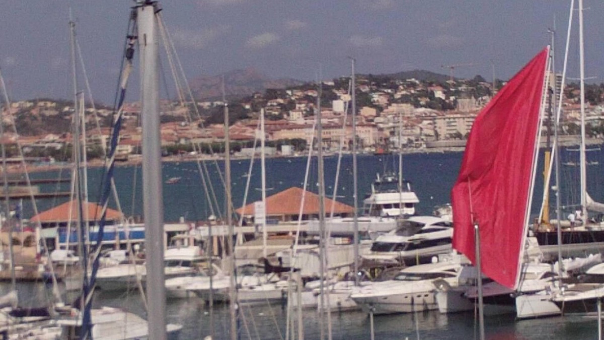 Frejus Port Apartment | Superb top floor apartment in a 4* spa complex right on the waterfront overlooking yacht harbour of Frejus,Alps and Mediterranean Sea. Garage, big pool and free WI-FI