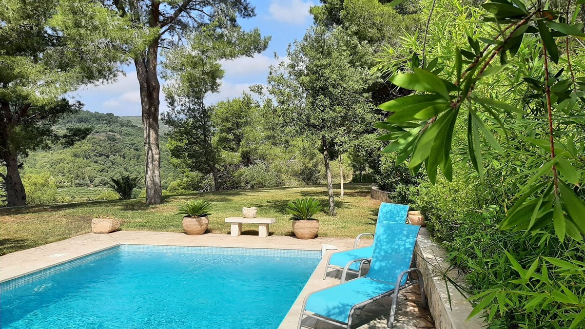 L'Albiol Villa | Superb villa located in a pine forest, with swimming pool, 15 minutes from the beaches.