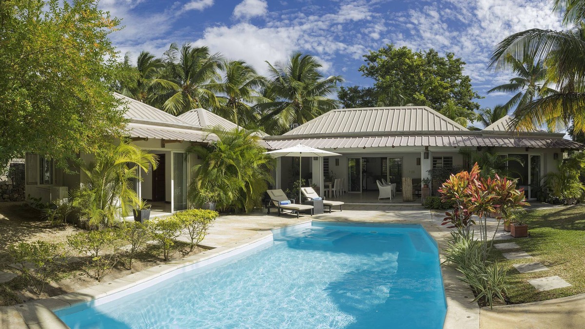 Wolmar Villa | Superb Villa of 205 m2 with swimming pool, beach at 200m, maid and cooking.