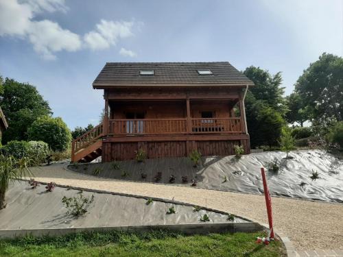 Saint-Germain-de-Tallevende-la-Lande-Vaumont House | SUPERBE CHALET AVEC PISCINE CHAUFFEE Juillet et Aout