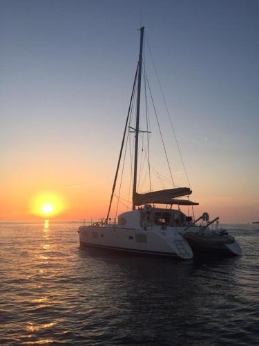 Sant Carles de la Rapita Boat Rental | Superbe catamaran
