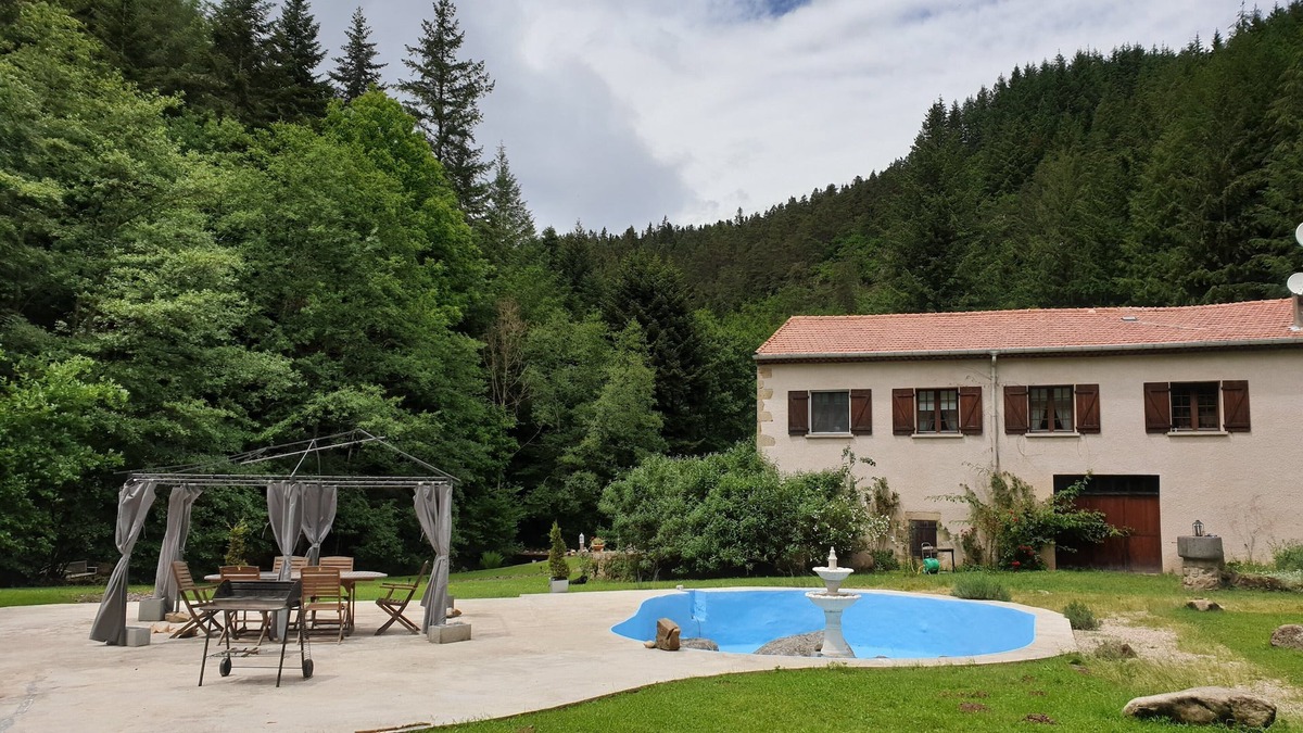 Egliseneuve-des-Liards Apartment | Superbe appartement, cadre unique en bord de rivière/forêt au coeur du Livradois