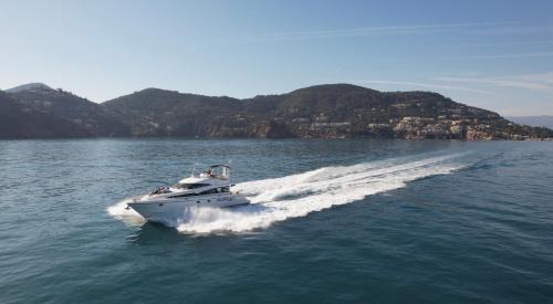Cannes City Centre Boat Rental | Superbe yacht dans le port de Cannes