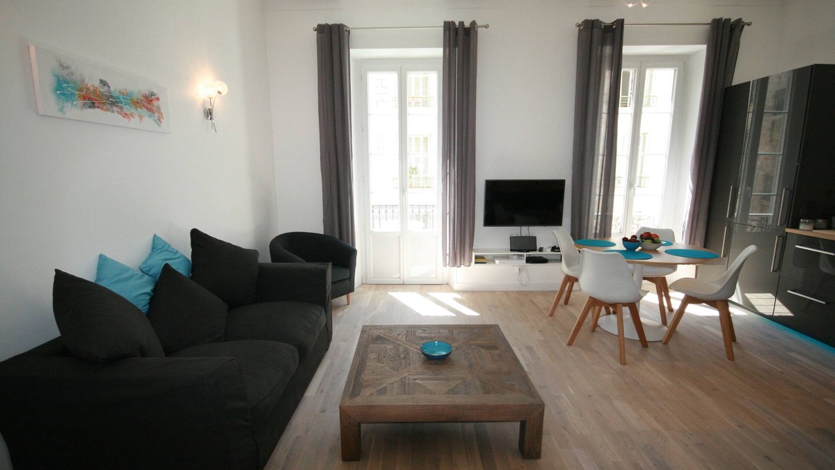 Nice City Centre Apartment | Superbly Appointed 2nd floor Apartment in the Heart of the Carre D'Or