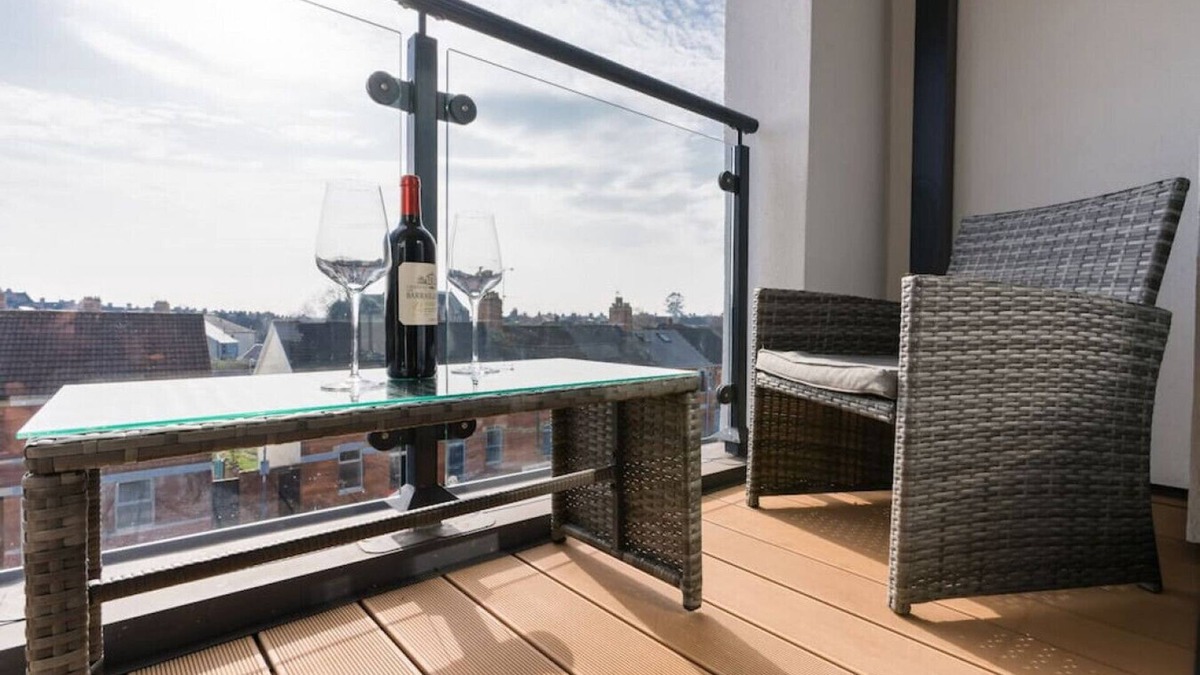 Penarth Condo | Superior 2 Bed 2 Bath Apt with Parking and Gym