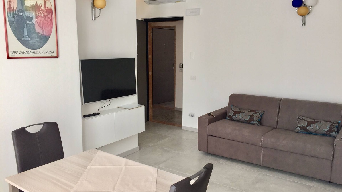 San Bonifacio Condo | Superior apartment with bedroom, bathroom, kitchenette and living room