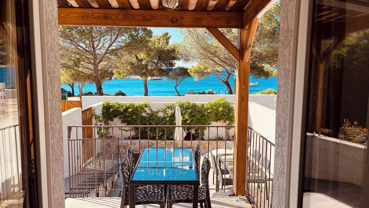 Galeria House | Superior apartment 2 bedrooms sea view in front of the beach