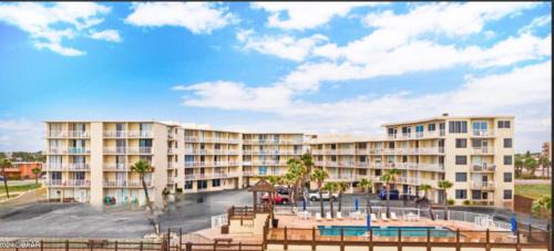 Bostwick Park Apartment | Superior beach studio with Pool Access and free parking