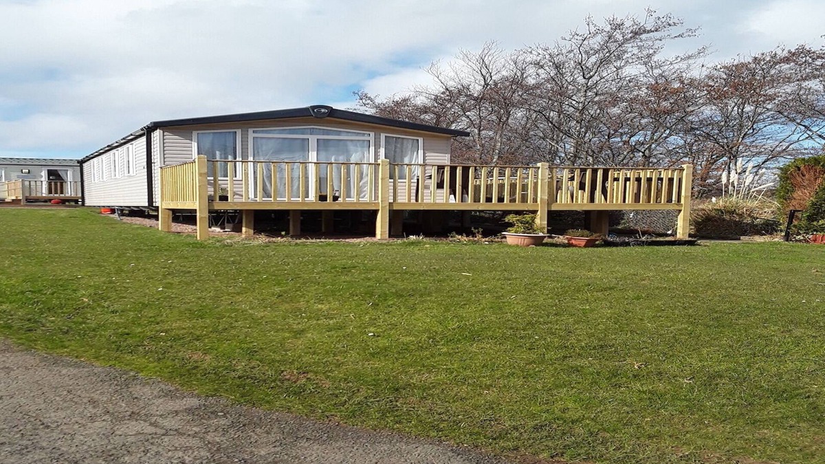 Dunbar House | Superior Caravan situated on peaceful location with outside decking