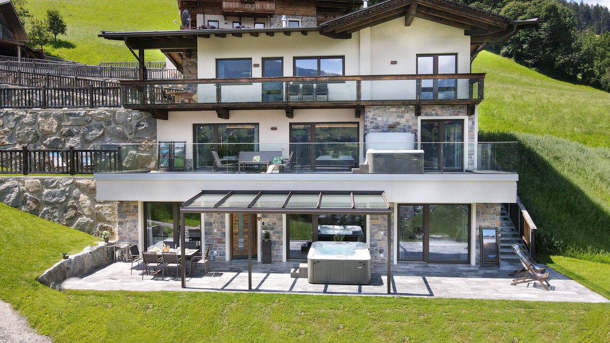 Emberg Ski Chalet | Superior Chalet Berggold - SKI in/SKI out, Sauna-Jacuzzi - by "wachterhof"