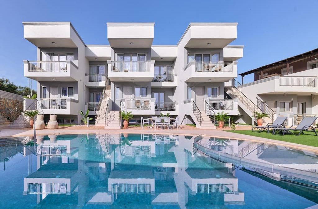 Stavromenos Apartment | Superior family apartment w/pool dining area