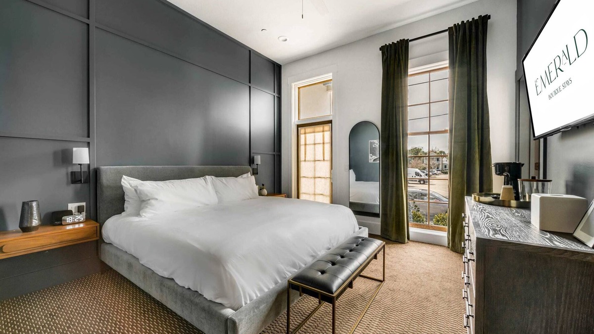 The Point Apartment | Superior King Room at The Emerald