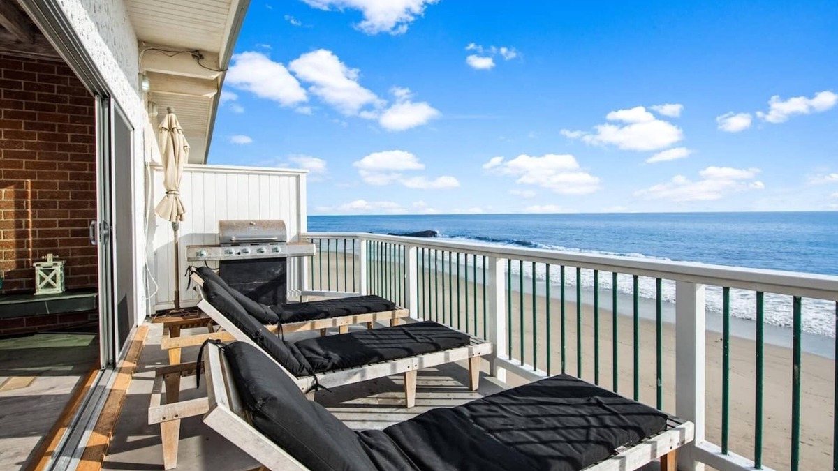 Central Malibu House | Superior Malibu Road Oceanfront Townhouse PRIVATE BEACH