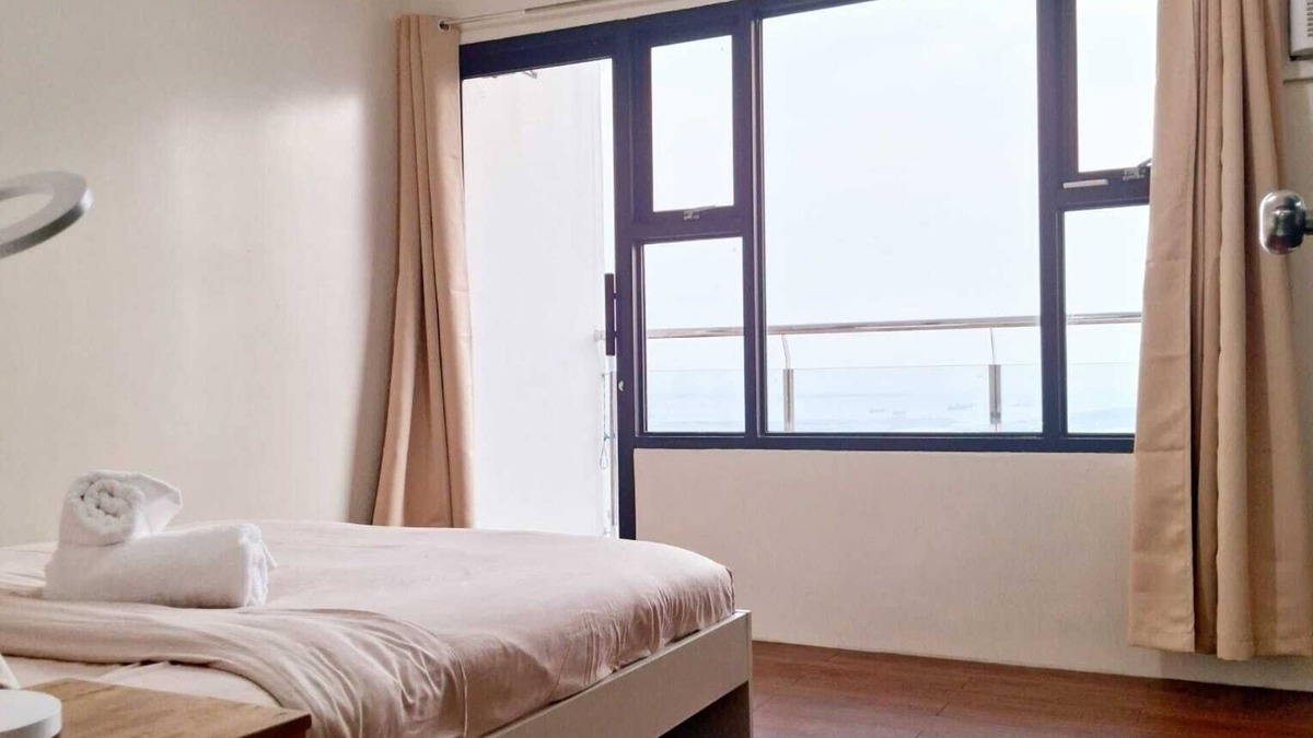 Ermita Night District Apartment | Superior Queen 1BR 1BA w/Balcony Pool Bayview Netflix