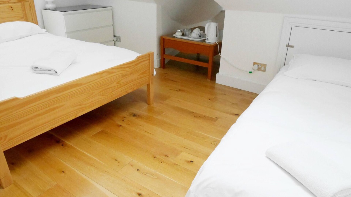 Kew Apartment | Superior Studio Sleeps 3 people near Kew Gardens