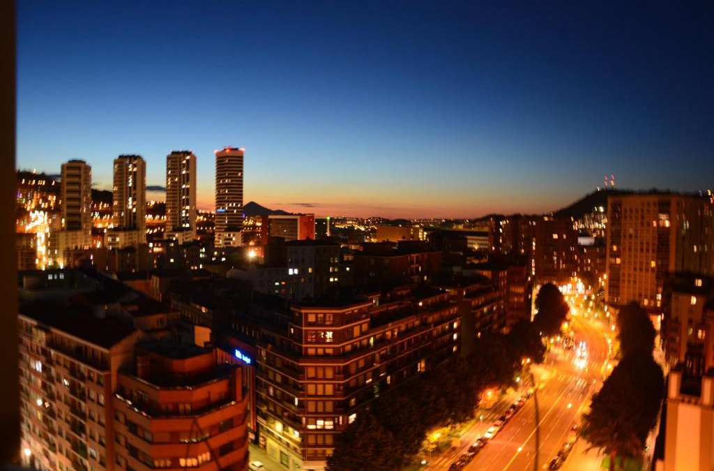Ametzola House | Superviews, parking 24h vigilado incluido y Netflix en habitación independiente con baño privado en apartamento particular, Français&English