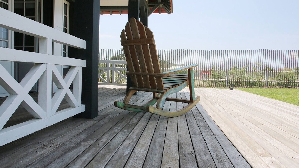 Deauville House | Sur les Planches de Deauville, les Pieds Dans L'eau