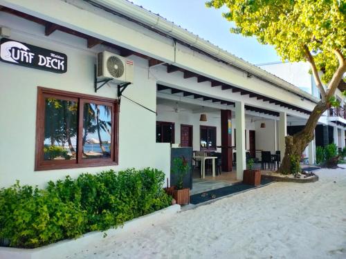 Thulusdhoo Island House | Surf Deck