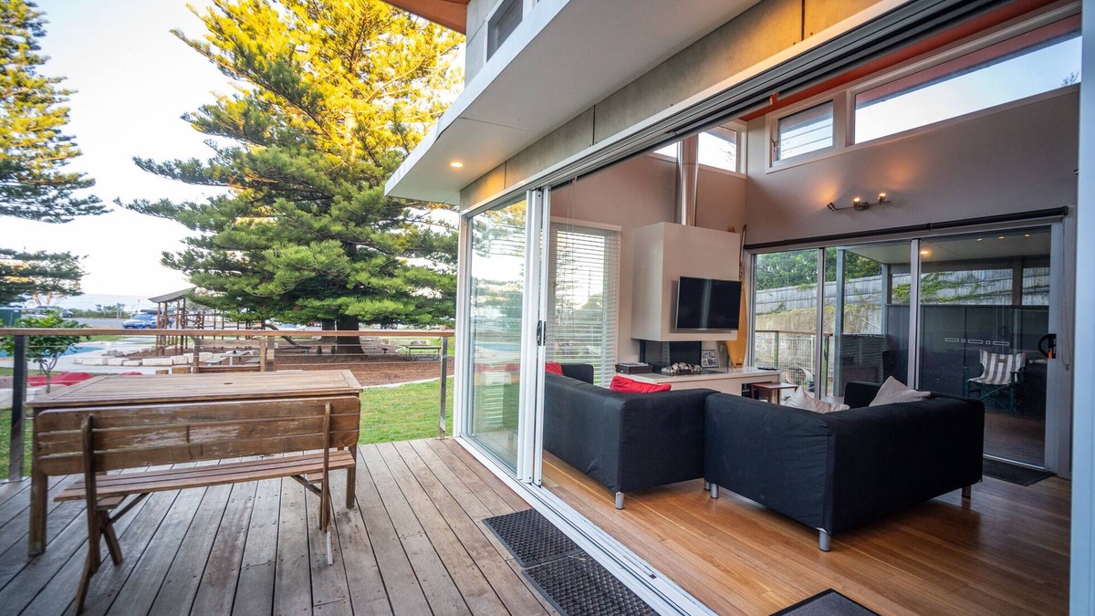 Macmasters Beach House | Surf Inn - Beach front