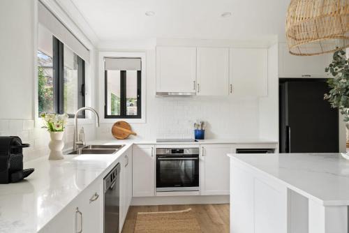 Avoca Beach House | Surf Lodge Avoca Beach Waterfront to Avoca Lake