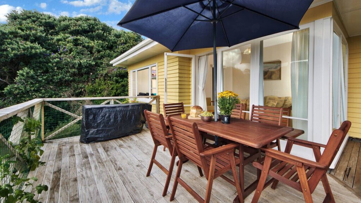 Piha Cottage | Surfer's Sunshine Cottage - Piha Holiday Home