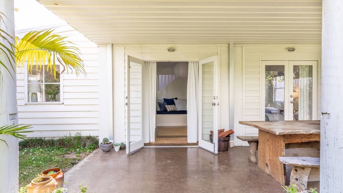Torquay Cottage | Surfers Palace Torquay 1 min walk to beach