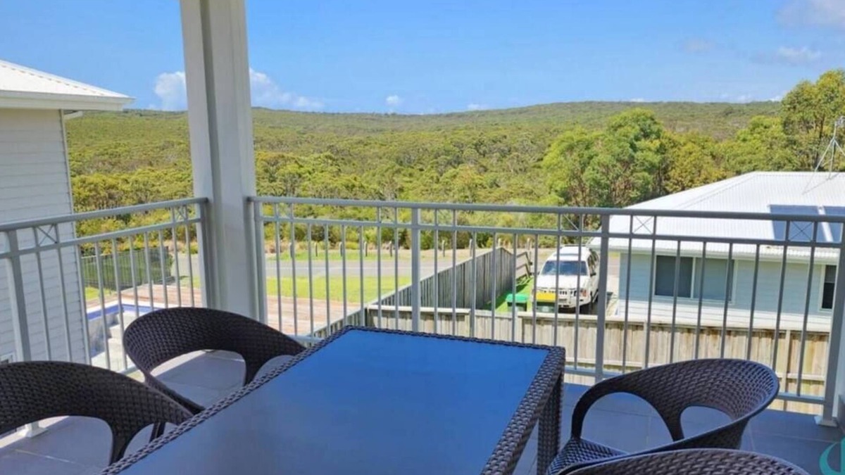 Catherine Hill Bay House | Surfers Paradise- Beach, pet friendly & pool table