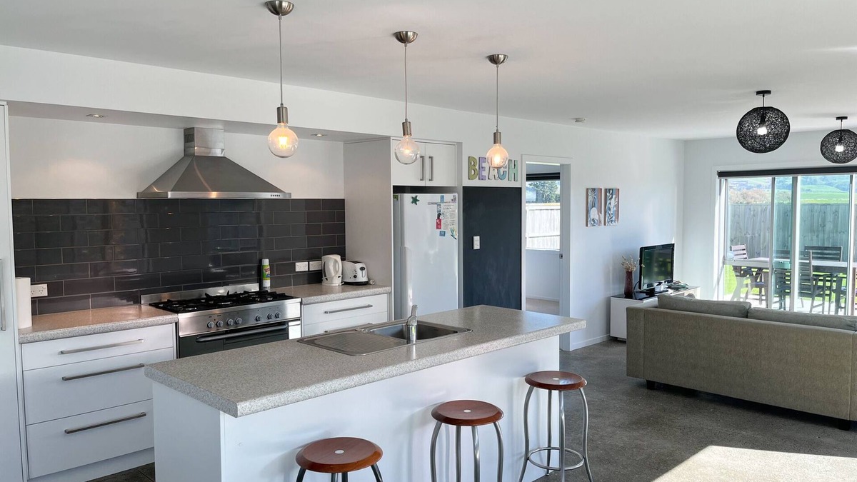 Waihi Beach Cottage | Surfers Retreat - Waihi Holiday Home