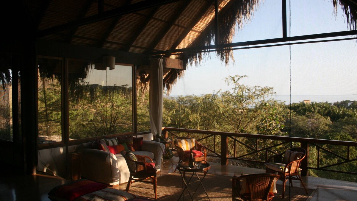 Mancora Villa | Surfingbirds Home for Surfers and Birdwatchers, restaurants at walking-distance