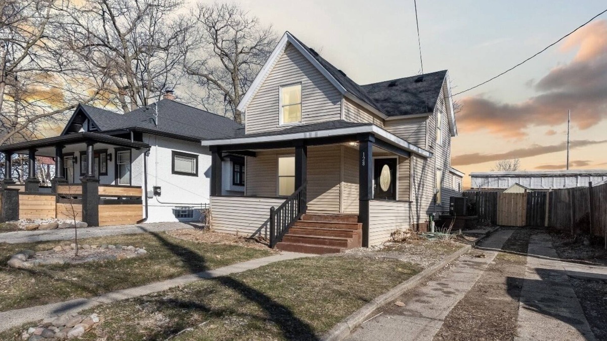 Lansing House | Surfs up I 4 BR I 2 BA I 4 King Beds