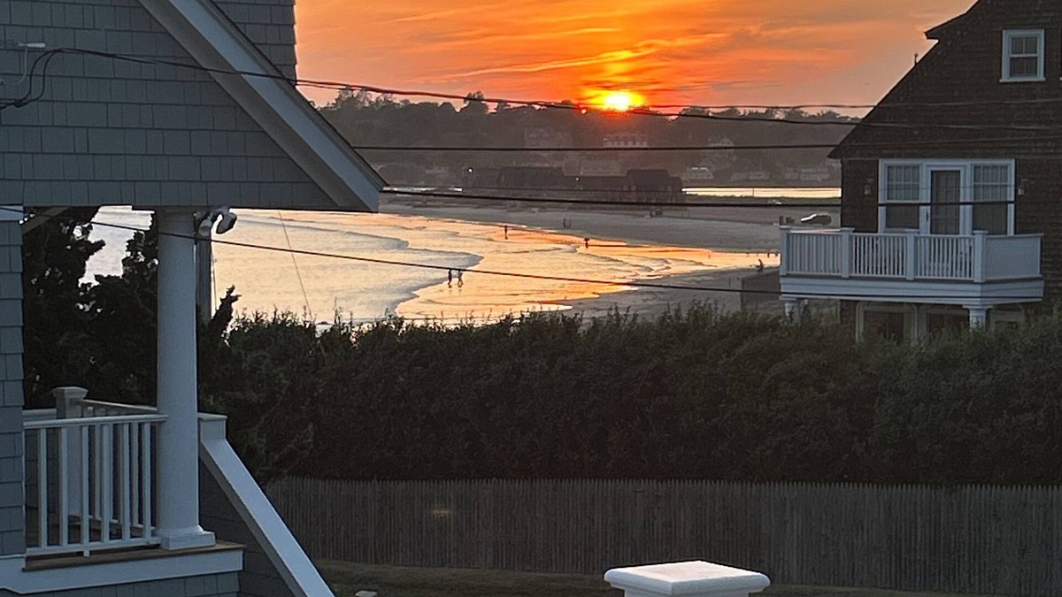 Easton's Point House | Surfside! Fantastic Beach House, Near Restaurants, Cliff Walk, Close to Downtown