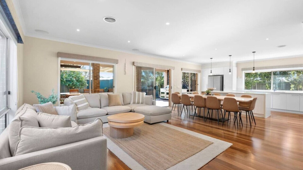 Ocean Grove House | Surfside Haven - 100m to beach - sleeps 12!