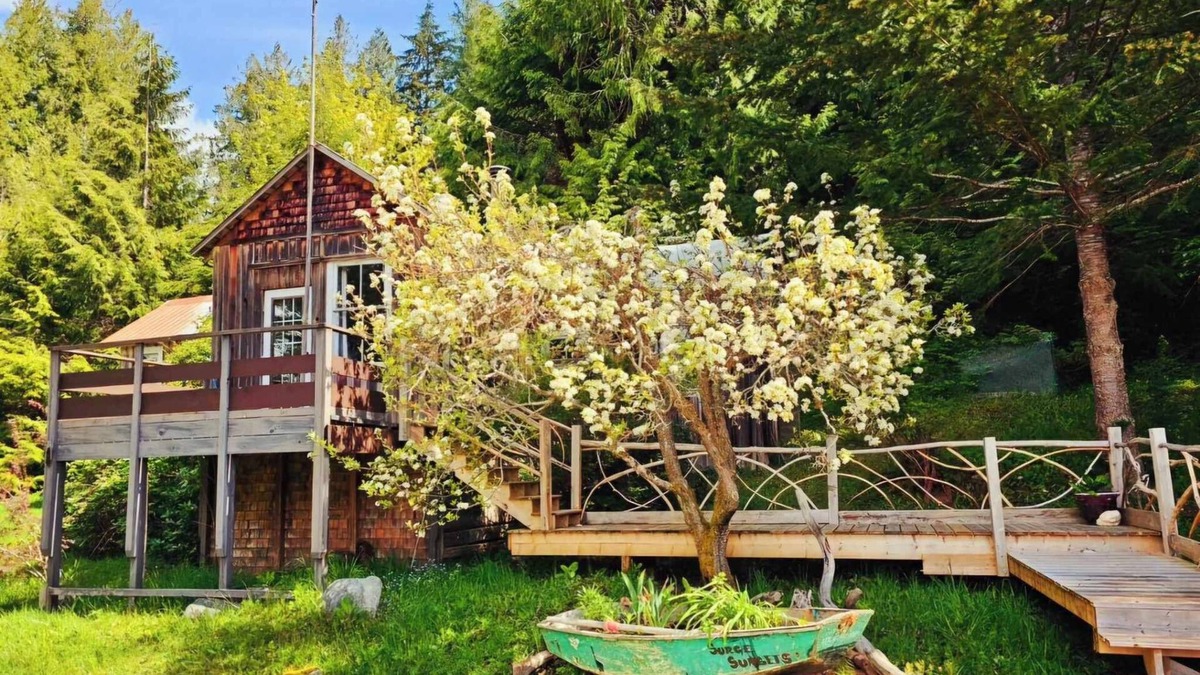 Read Island House | Surge Sunsets - an ocean front off-the-grid getaway!
