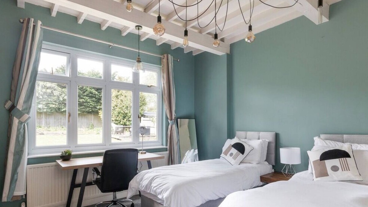 Coulsdon West House | Surrey Stays - 5 bed house - close to Gatwick Airport