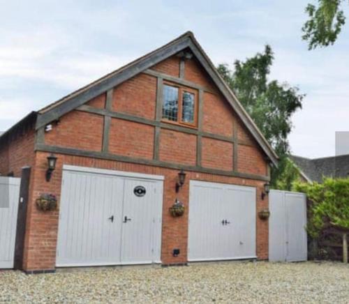 Stratford-upon-Avon House | Surrounded by fields just 3 miles from Stratford - upon Avon - Alveston Pastures Retreat