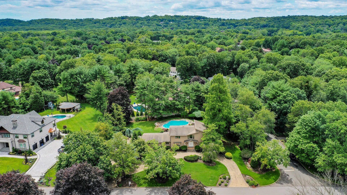 Franklin Lakes House | Surrounded by Lakes, Nature Preserves & Ski Area! 30min to NYC, Woodbury Commons