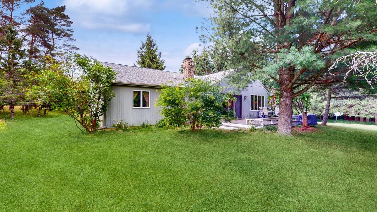 Bradford House | Surrounded by natural beauty with firepit & grill- in wine region
