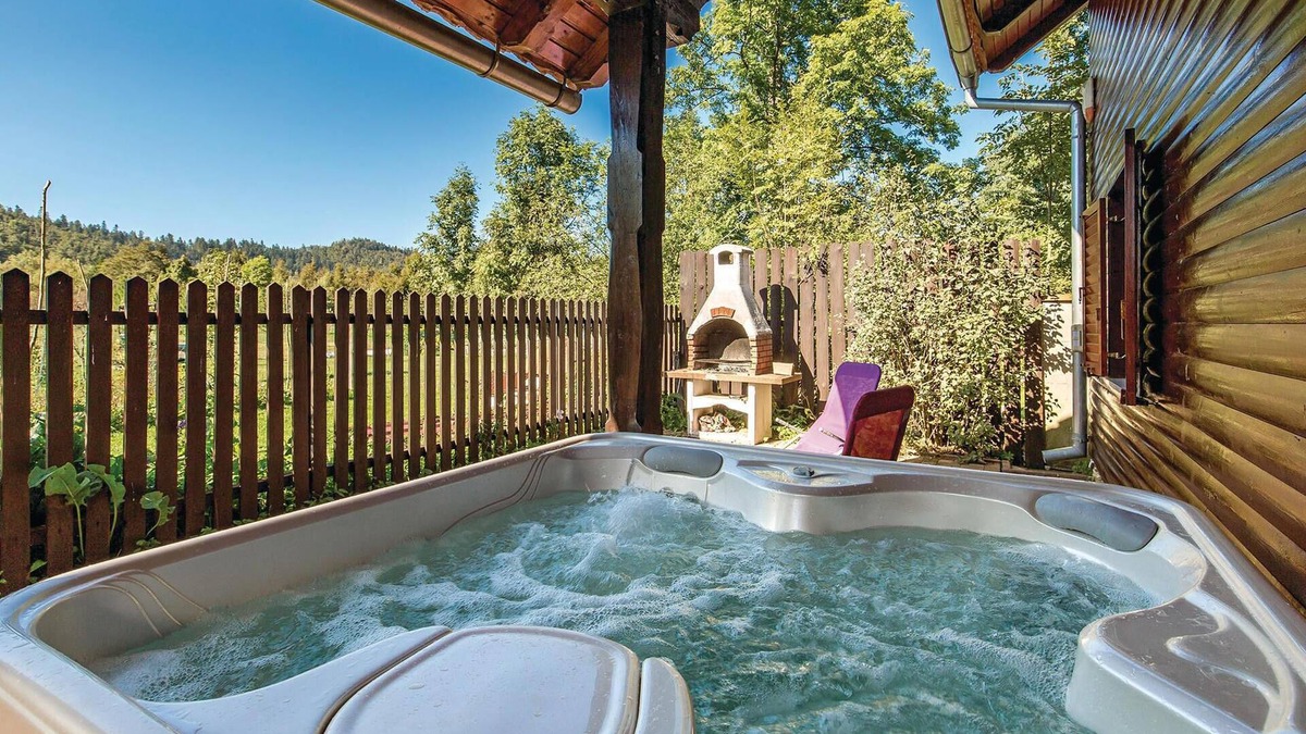 Fuzine House | Surrounded by nature, this friendly wooden house welcomes you in Belo Selo.